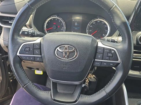Used 2022 Toyota Highlander LE AWD/4WD image 14