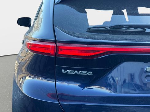 Certified 2023 Toyota Venza LE image 9