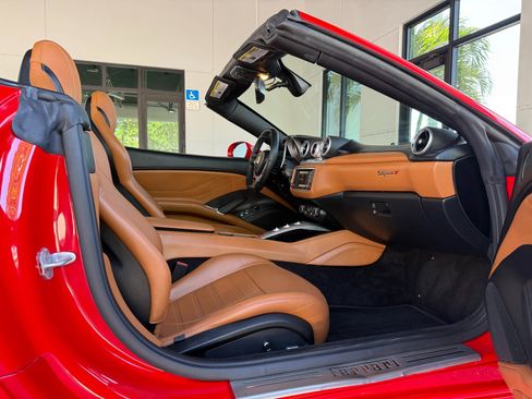 Used 2017 Ferrari California T RWD image 29