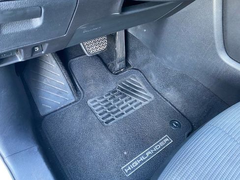 Used 2020 Toyota Highlander LE image 35