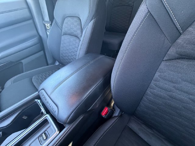 Used 2025 Nissan Pathfinder SV FWD image 37