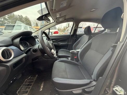Used 2023 Nissan Versa SV image 9