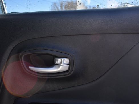 Used 2023 Jeep Renegade Limited image 24