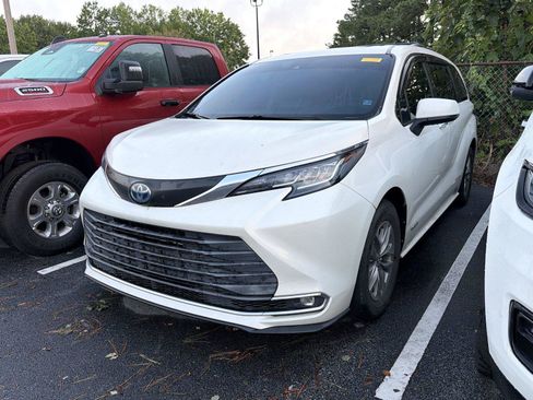 Used 2021 Toyota Sienna XLE FWD image 1