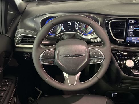 New 2026 Chrysler Pacifica Select FWD image 24