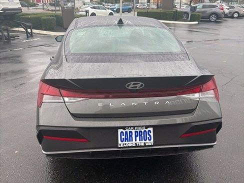 Used 2025 Hyundai Elantra SE image 5