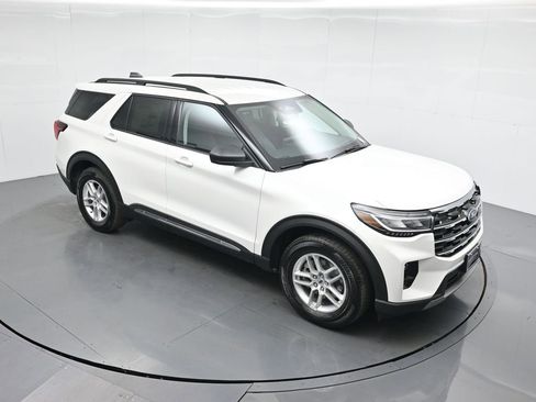 Used 2025 Ford Explorer Active w/ Active Comfort Package image 39