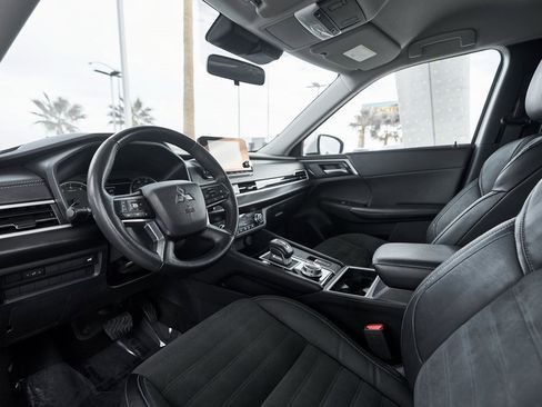 Used 2023 Mitsubishi Outlander SE image 2