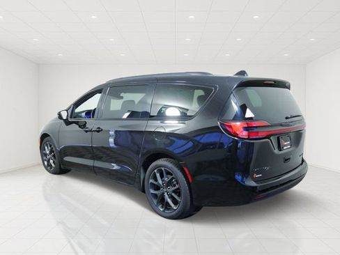 Used 2025 Chrysler Pacifica Limited FWD image 5