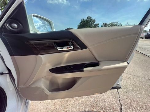 Used 2017 Honda Accord Touring image 22