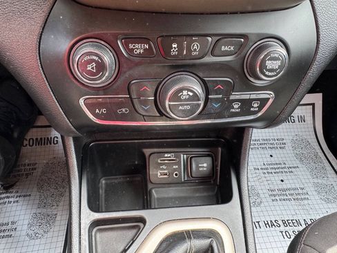 Used 2017 Jeep Cherokee Latitude w/ Comfort/Convenience Group FWD image 49