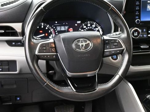 Used 2021 Toyota Highlander XLE FWD image 8