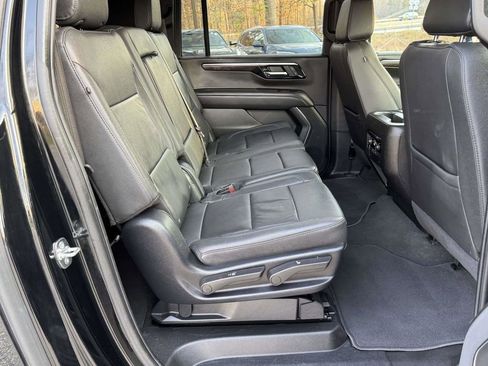 Used 2025 Chevrolet Suburban Z71 image 16