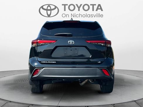 Used 2023 Toyota Highlander LE FWD image 4