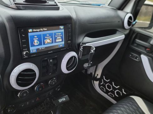 Used 2015 Jeep Wrangler Unlimited Sahara image 21