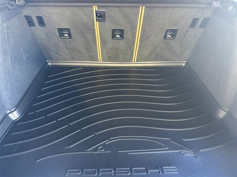 Used 2025 Porsche Macan image 17