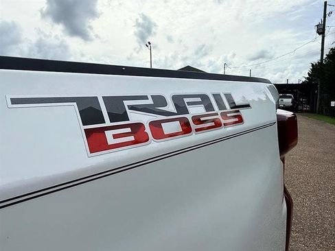 Used 2022 Chevrolet Silverado 1500 LT Trail Boss w/ Bed Protection Package AWD/4WD image 19