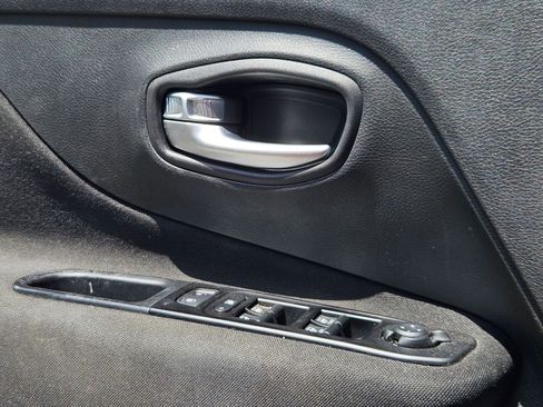 Used 2021 Jeep Renegade Sport FWD image 7
