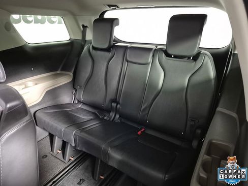 Used 2025 Kia Carnival FWD image 24