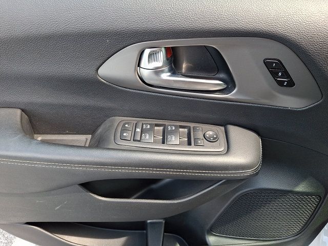 Used 2025 Chrysler Pacifica Select FWD image 13