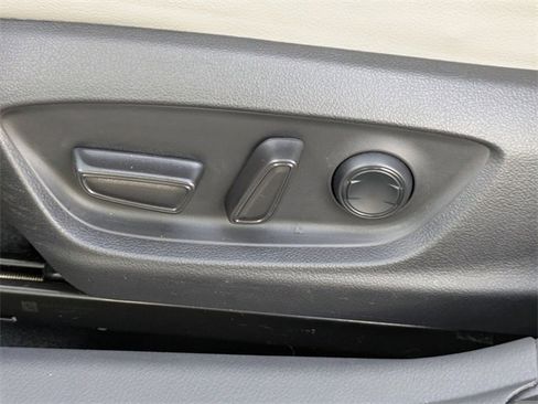 Used 2022 Toyota Camry SE image 19