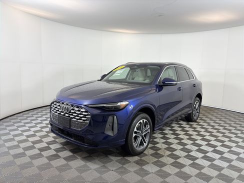 Used 2025 Audi Q5 Premium Plus w/ Premium Plus AWD/4WD image 2