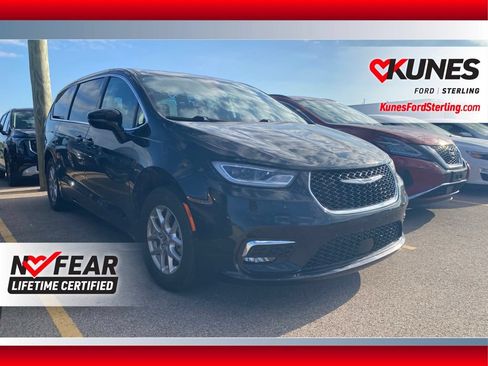 Used 2024 Chrysler Pacifica Touring-L FWD image 1