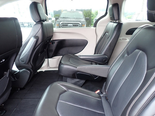 Used 2023 Chrysler Pacifica Touring-L FWD image 18