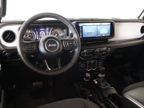 Used 2025 Jeep Gladiator Sport AWD/4WD image 2