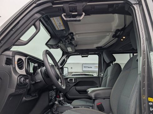 Used 2025 Jeep Gladiator Sport AWD/4WD image 9