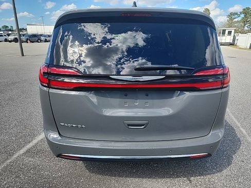 Used 2023 Chrysler Pacifica Touring-L image 7
