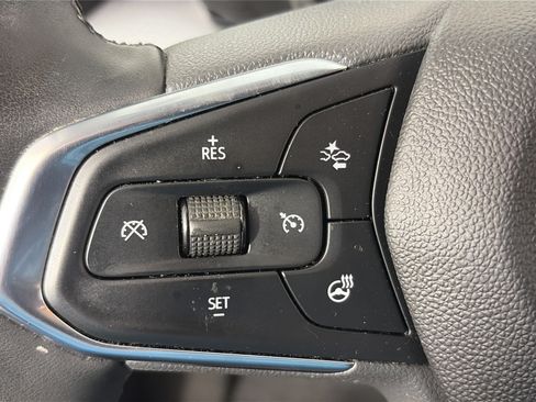 Used 2025 Chevrolet Trax LT w/ LT Convenience Package FWD image 30