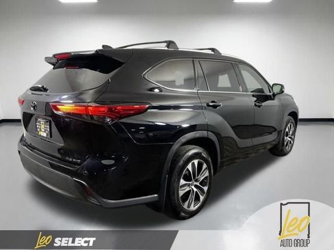 Used 2022 Toyota Highlander XLE image 6