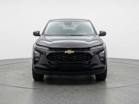 Used 2025 Chevrolet TrailBlazer LT FWD image 2