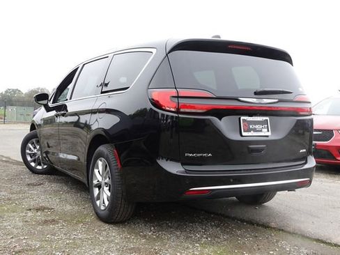 New 2026 Chrysler Pacifica Select image 9