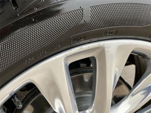 Used 2017 Cadillac XT5 Platinum image 34