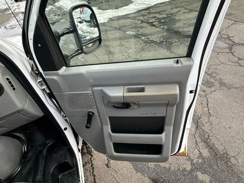 Used 2013 Ford E-250 and Econoline 250 image 27