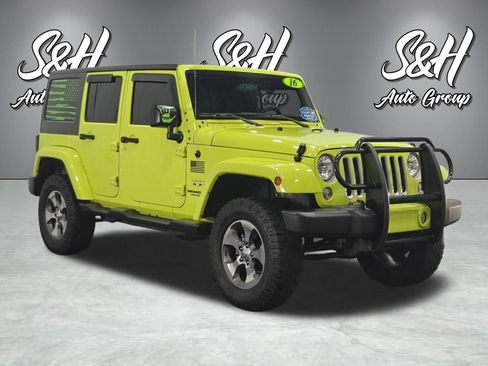 Used 2016 Jeep Wrangler Unlimited Sahara w/ Connectivity Group AWD/4WD image 2