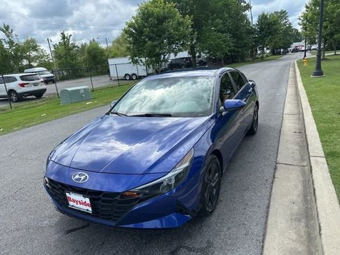 Used 2022 Hyundai Elantra SEL w/ Preferred Accessory Package FWD image 6