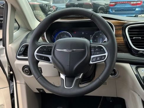 Used 2023 Chrysler Pacifica Limited FWD image 8