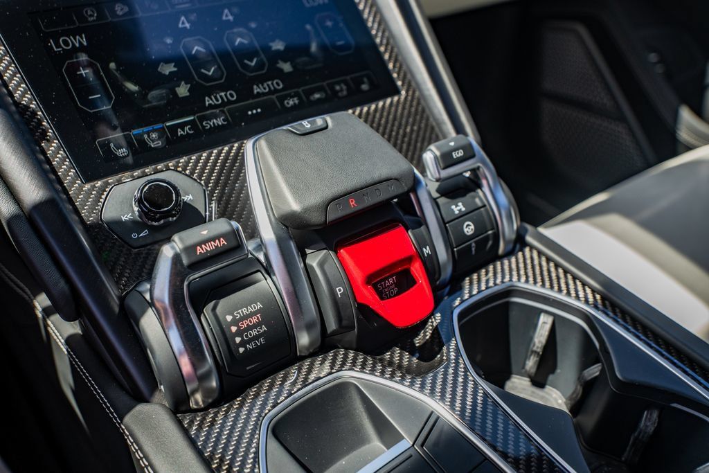 Used 2022 Lamborghini Urus AWD/4WD image 29