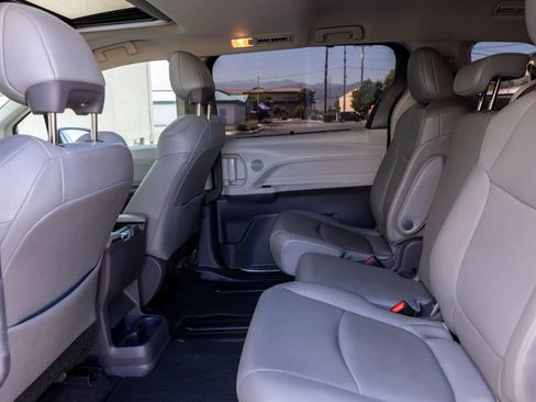 Used 2021 Toyota Sienna XLE FWD image 28