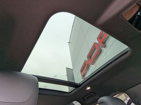 Used 2024 Land Rover Defender 110 X-Dynamic SE image 26