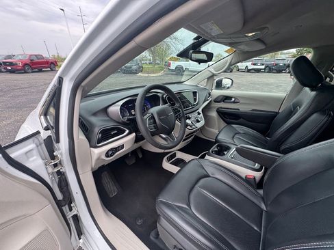 Used 2023 Chrysler Pacifica Touring-L FWD image 8
