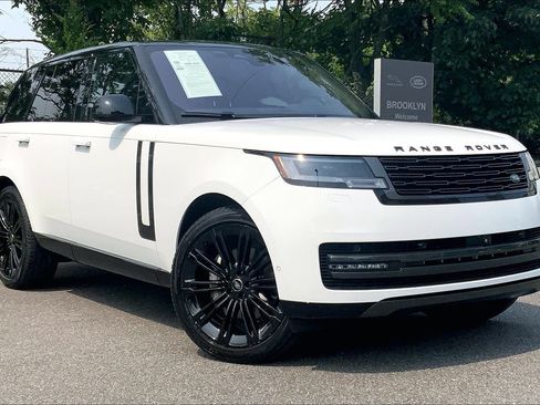 Used 2023 Land Rover Range Rover SE AWD/4WD image 2