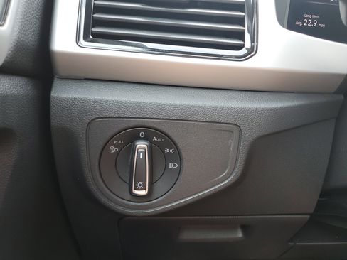 Used 2022 Volkswagen Atlas Cross Sport SE image 18