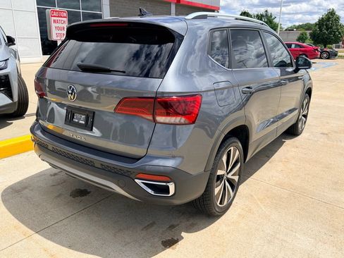 Used 2022 Volkswagen Taos SE FWD image 3