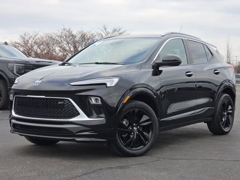 Used 2024 Buick Encore GX Sport Touring image 2