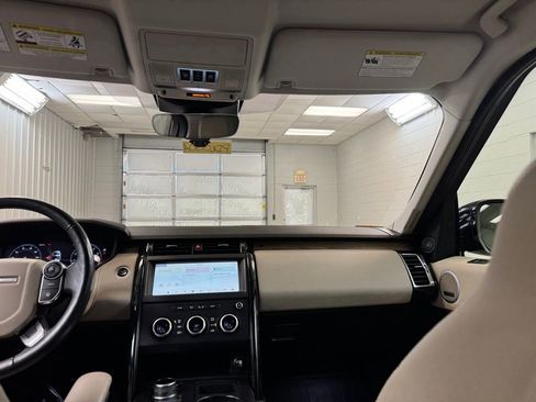 Used 2018 Land Rover Discovery SE image 24