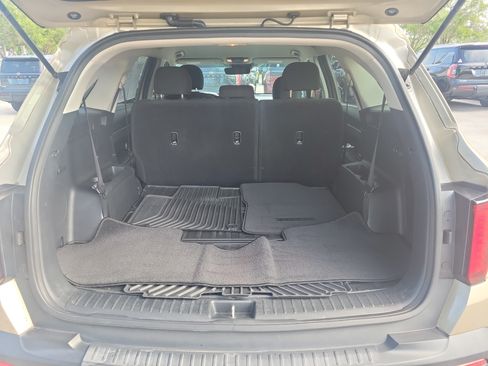 Used 2021 Kia Sorento LX FWD image 12